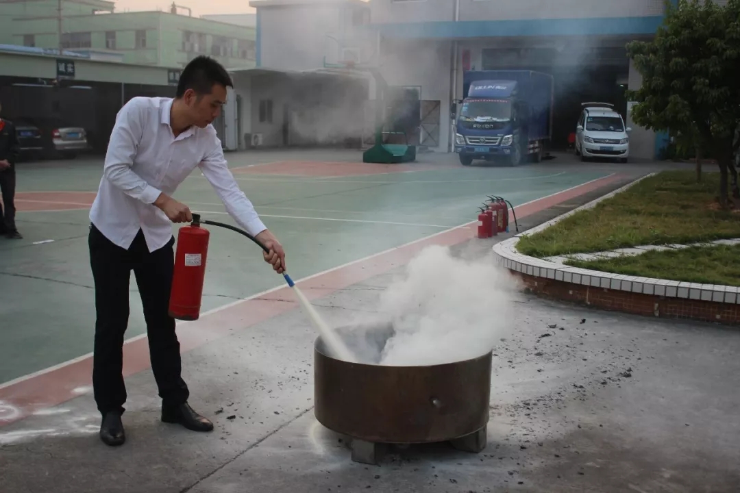 2018年安全消防演习 (8)